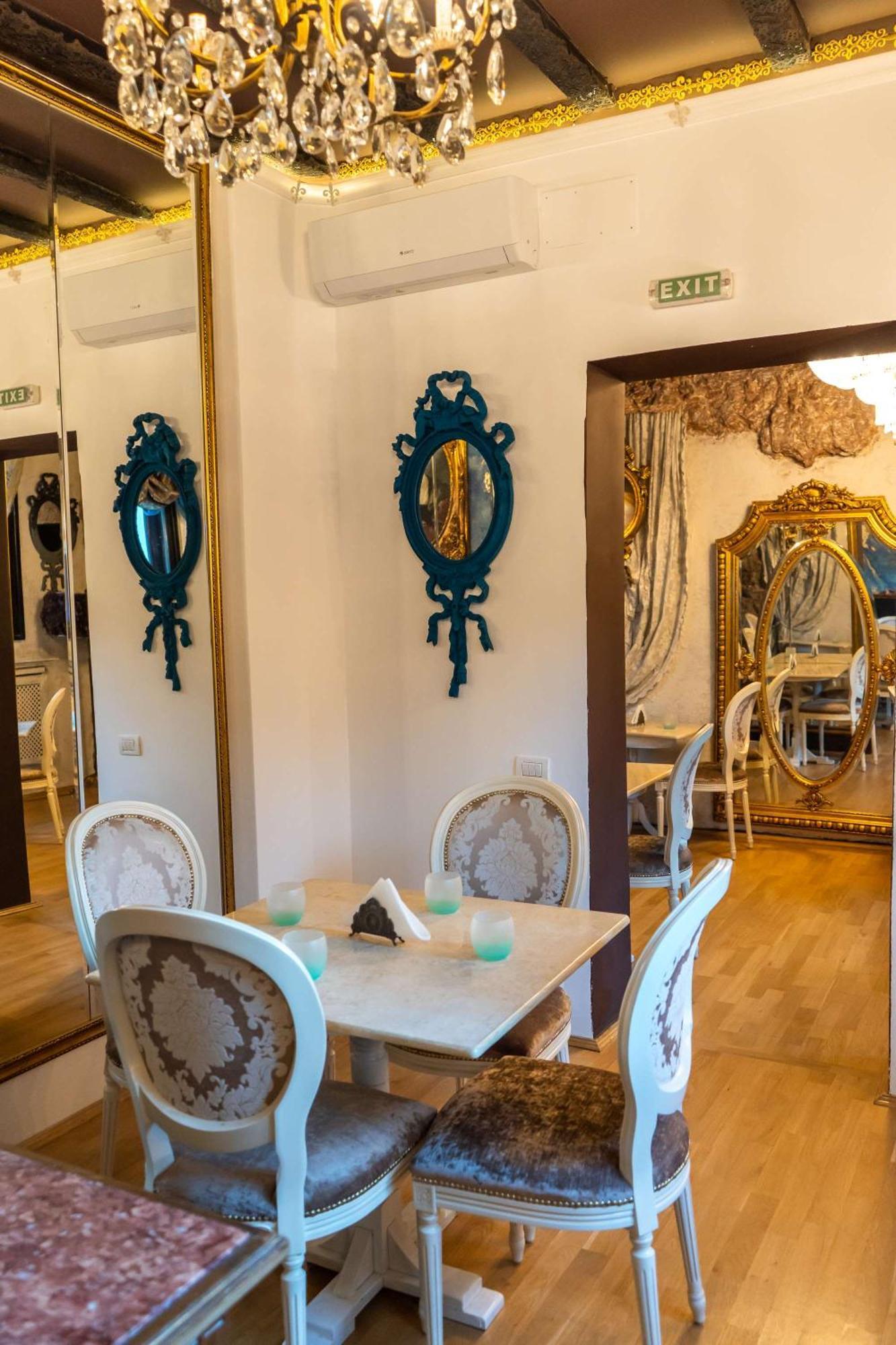 Conacul Coroanei Luxury Boutique Hotel Bucureşti Eksteriør bilde